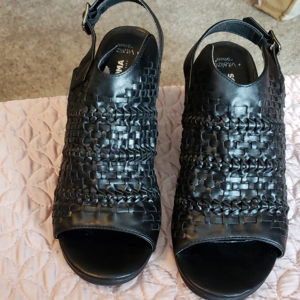 Sonoma 9.5 black heeled sandals.